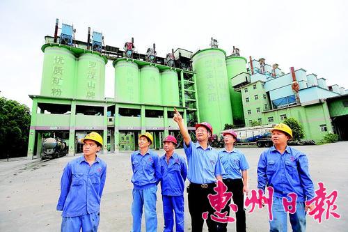     羅浮山水泥集團(tuán)有限公司董事長(zhǎng)吳國(guó) 強(qiáng)（中）與員工一起研究企業(yè)課題。
    本報(bào)記者鐘暢新 攝
