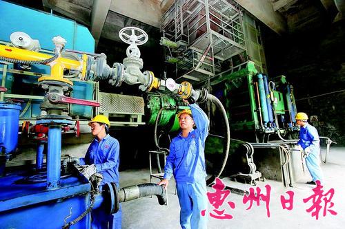 工人在生產(chǎn)車(chē)間維護(hù)保養(yǎng)機(jī)器設(shè)備。 本報(bào)記者鐘暢新 攝
