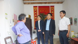 集團(tuán)副總經(jīng)理、水泥股份黨委書記王建超到江老家村、元圩村扶貧慰問(wèn)